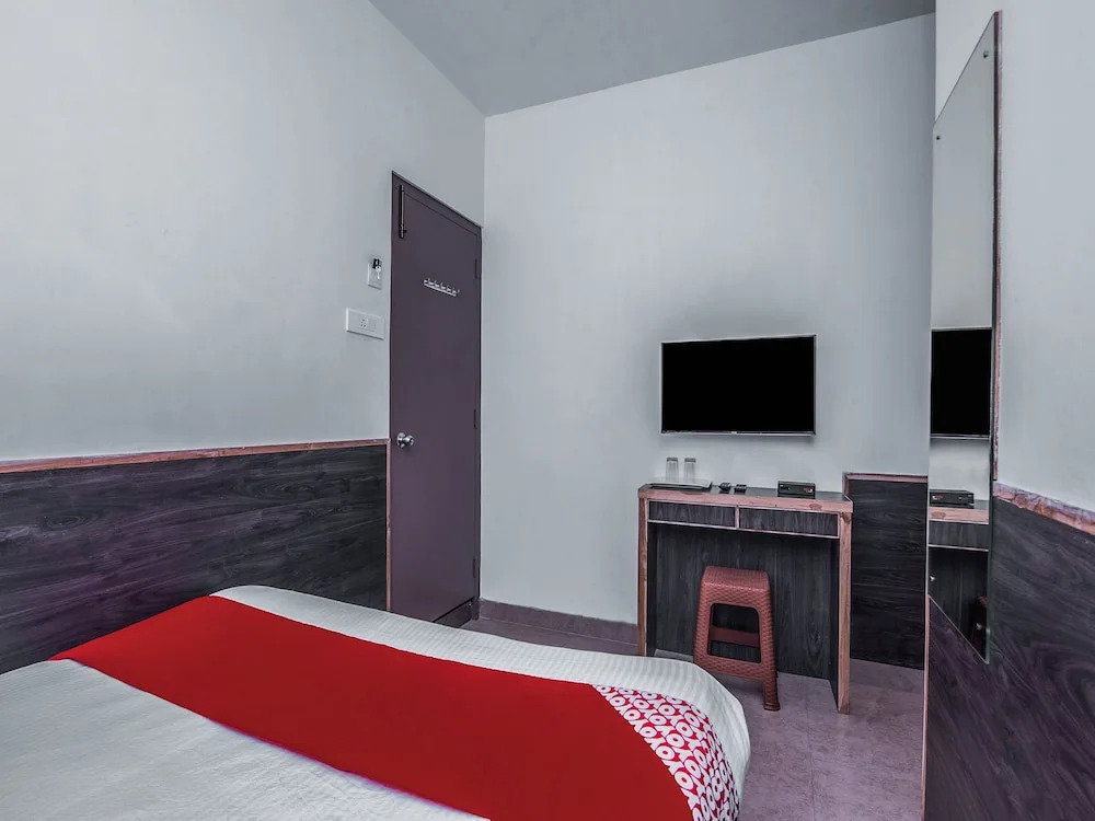 OYO 13262 Hotel Indiana