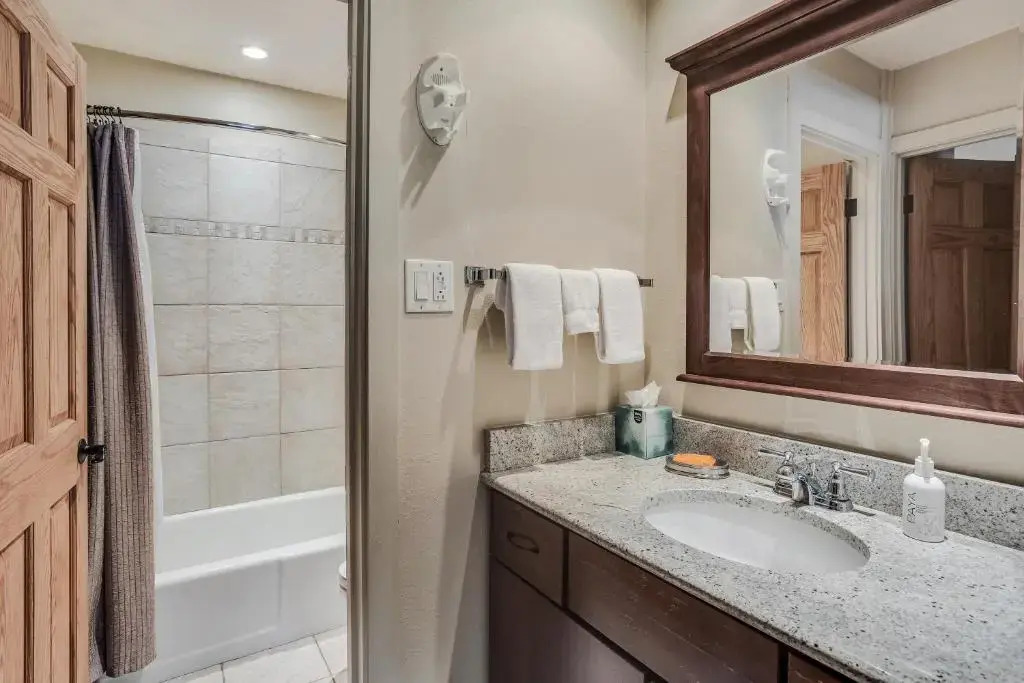 Laurelwood Condominiums Studio Premier Unit 301