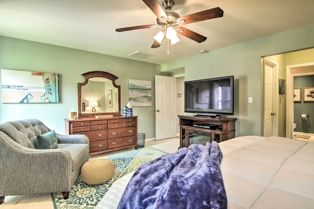 5 Mi to Bethany Beach: Chic Home w/ Grill!
