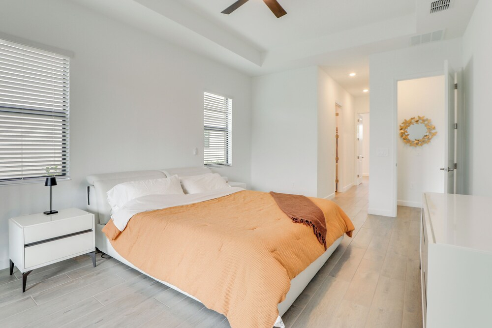 Resort-style Living! Walkable Bradenton Getaway