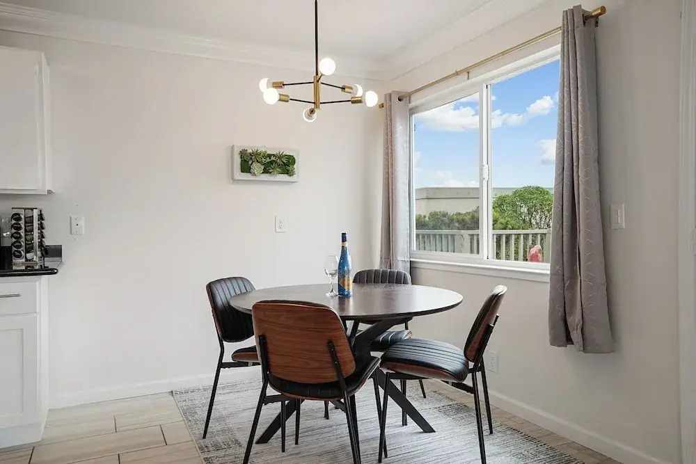 Tranquil 2BR with Coastal Mountain Views