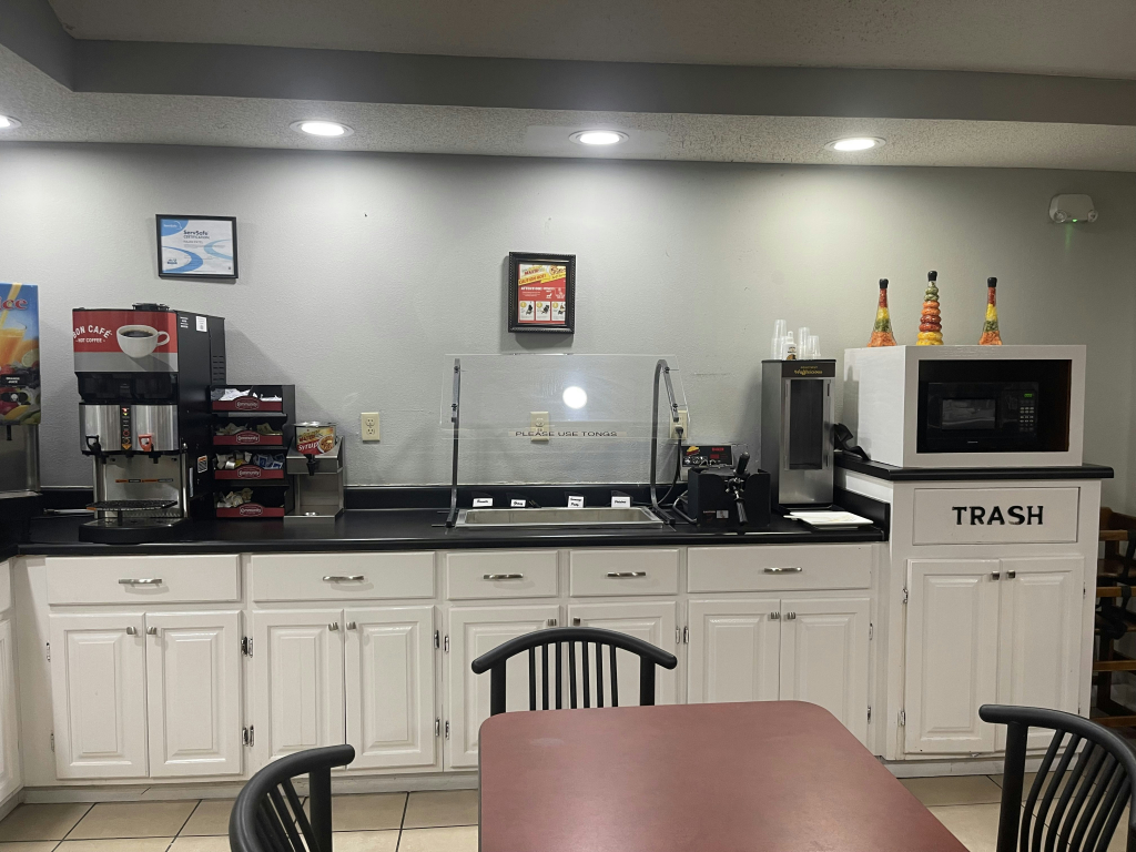 Red Roof Inn & Suites Hinesville Renovated with breakfast