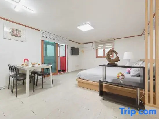 Hongdae Lovely  House. Big Room. Hongdae University Station. Exit 7. Walk 2 min