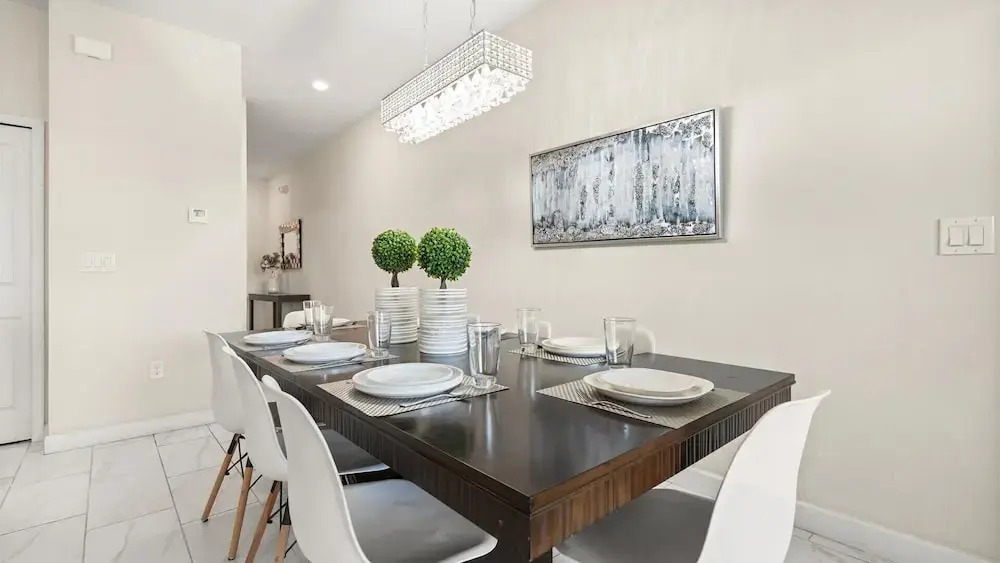 Upstay: Family-friendly 4BR Townhouse w Pool & BBQ