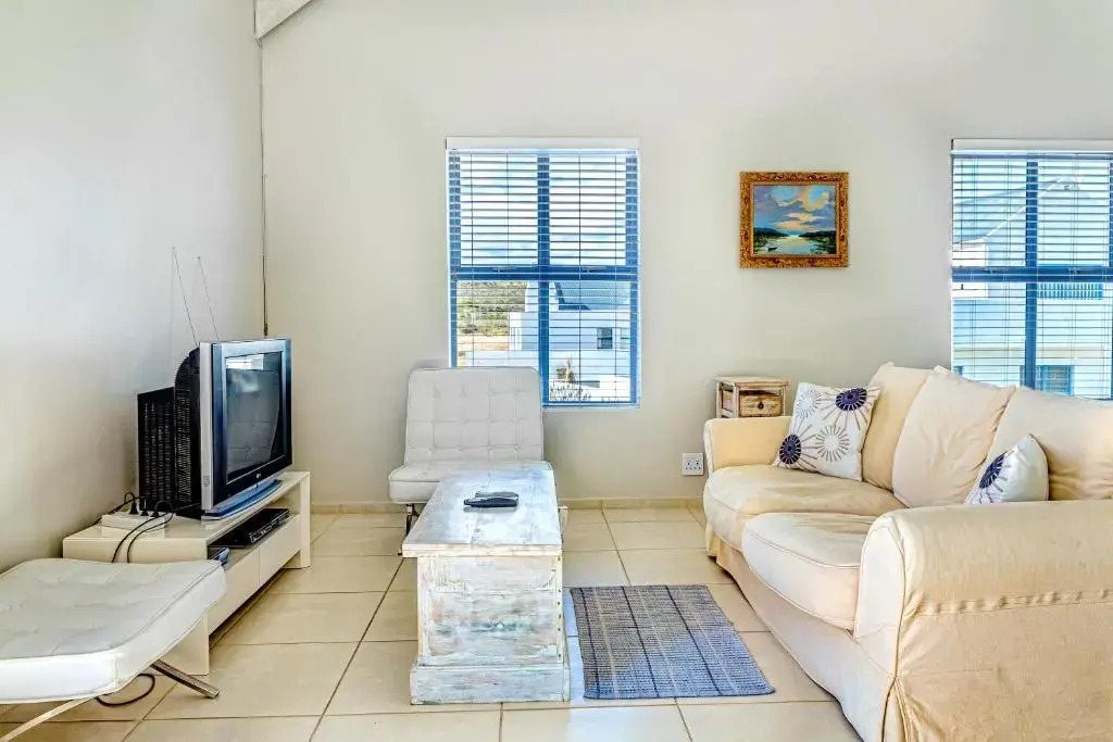 PERFECT 10 - 10 to 14 Sleeper Luxury Holiday Home Breakage Deposit of R2500 per Weekend Lease