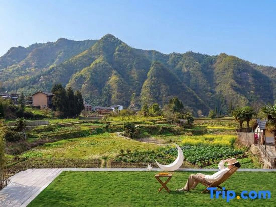 Yuezhu｜Peak Clouds & Arcadian Courtyard.Avatar Mountains ,3-min walk to the  Zhangjiajie Forest Park