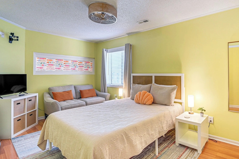 Steps to Sand: Chic Couples Garden City Retreat