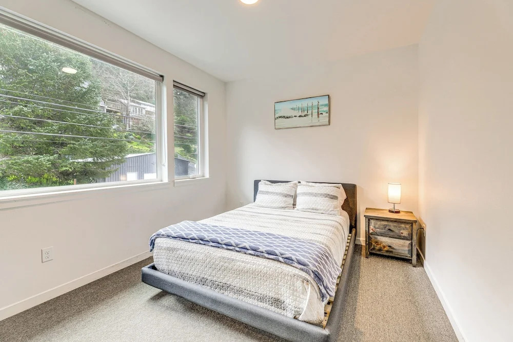 Depoe Bay Townhome w/ Deck & Stunning Ocean Views!