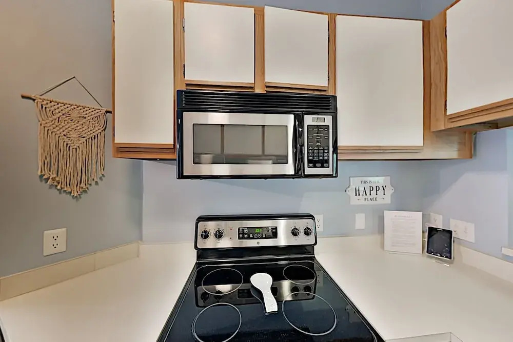 Ocean Breeze Villa, Pools & Tennis: Walk to Beach condo