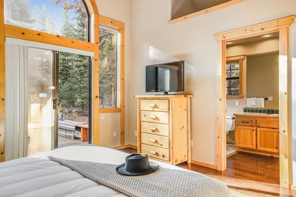 Cherrywood Gorgeous Cottage Surrounded by Pine Trees w/ Hot Tub