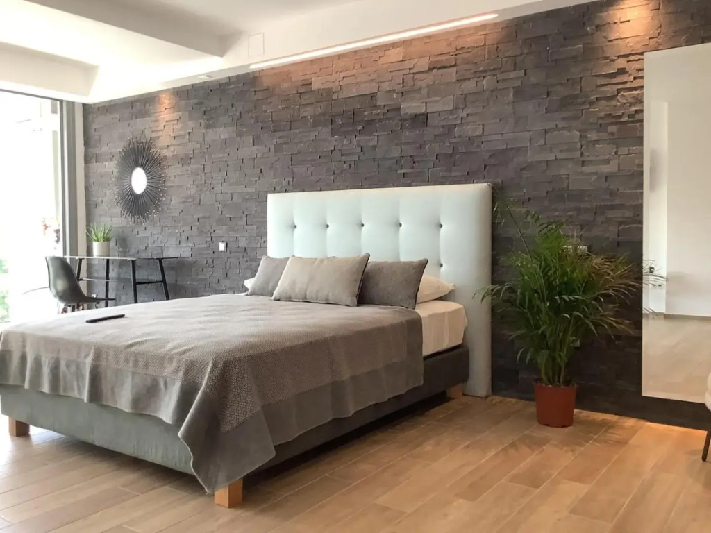 Sunny new lovely apartment 60 meters from the metro