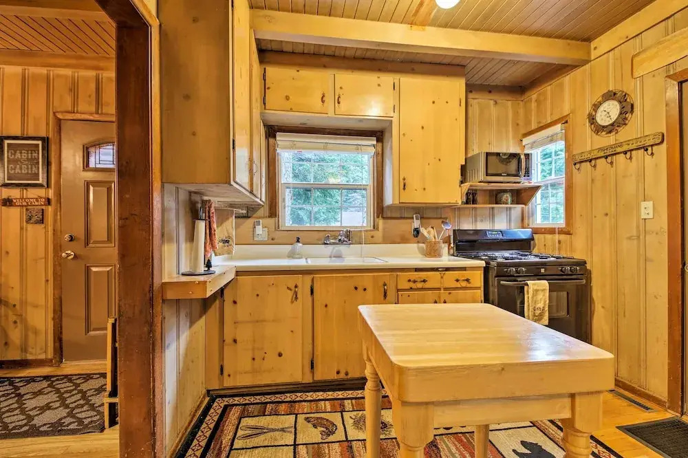 Vintage Snow White Cottage ~ 2 Miles to Village