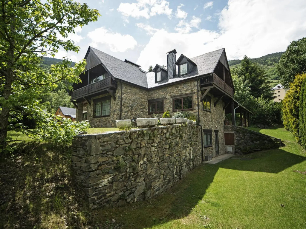 Splendid house next to the Baqueira Beret ski resort for 9 people