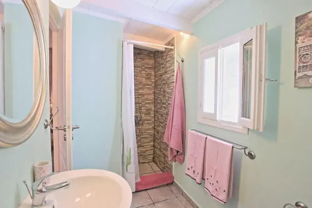 Lili Luxury Cottage in Ozias