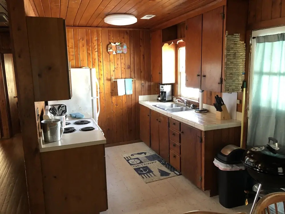Blackbeard's Retreat - Historic And Pet Friendly 3 Bedroom Cottage by RedAwning