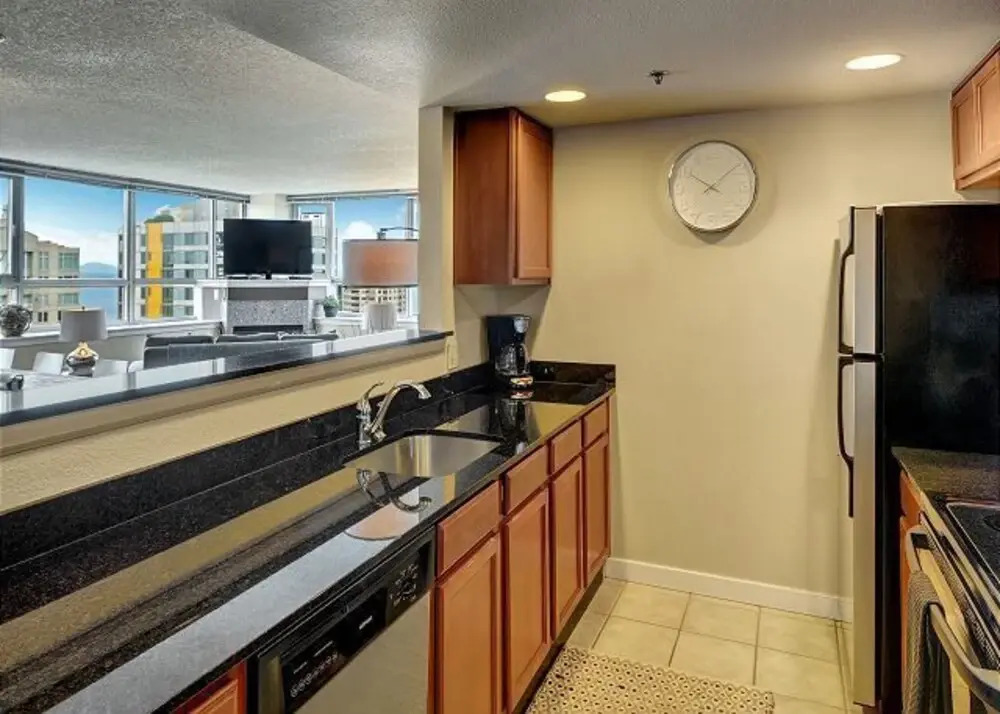 Centennial Tower Bay View Penthouse - Three Bedroom Apartment with Fir