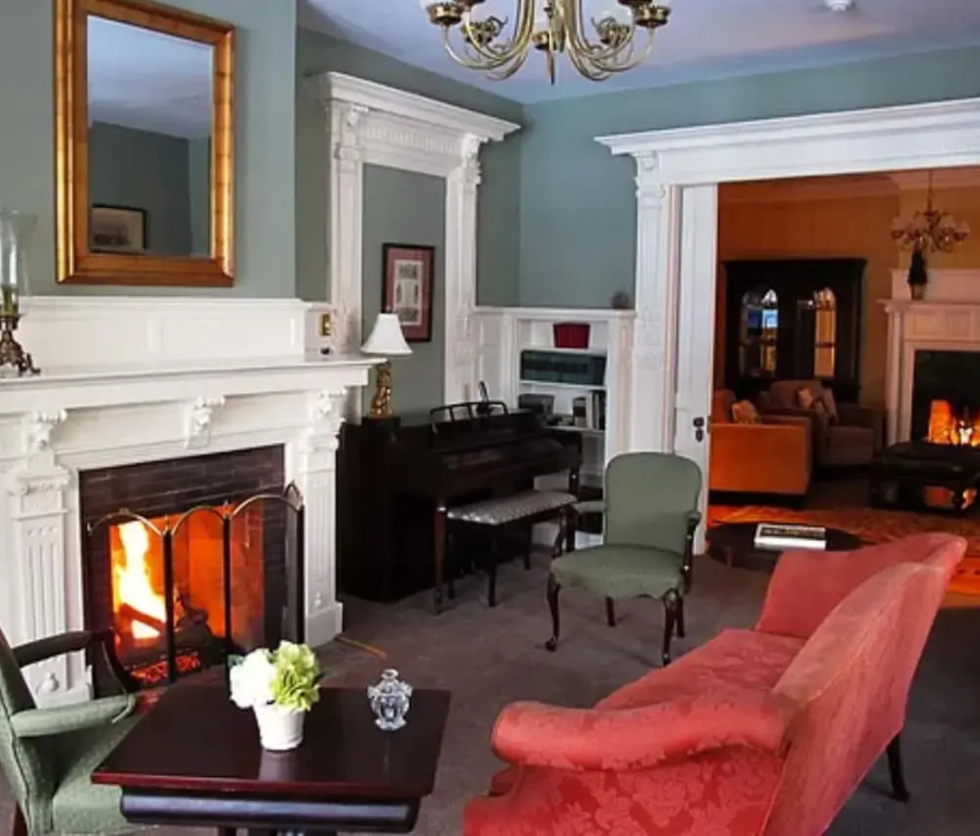DeBary Inn