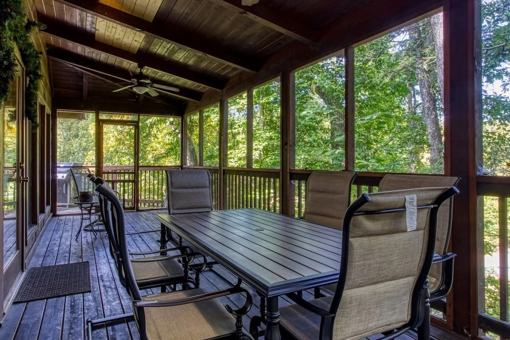 ER254 - Hibernation Hideaway Great Location - Close To Town! 5 Bedroom Cabin by RedAwning