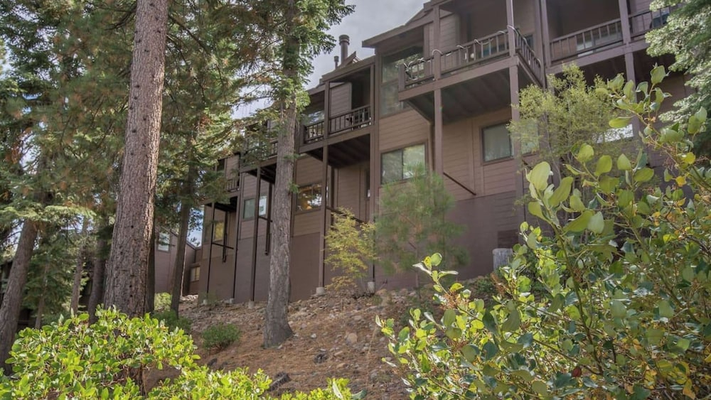 Hawk's Eye by Avantstay Cozy Condo w/ Views & Access to Northstar Resort Community