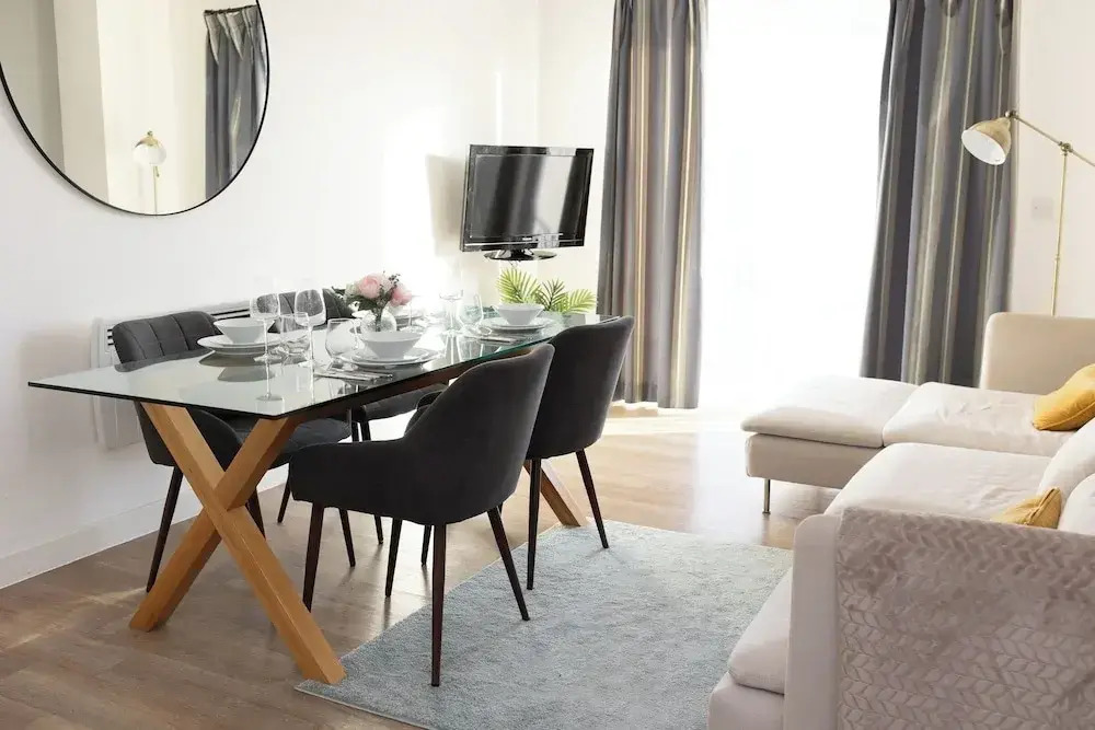 Stylish 2BR Apartment, Town Centre, Free Parking