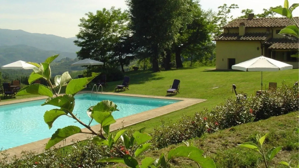 Independent Residence Ideal for Groups up to 22 Guests in the Countryside of Mugello-magnolia e Camelia