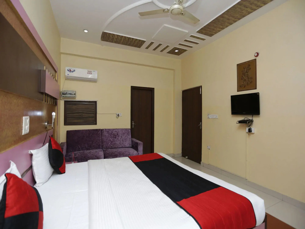 OYO 12221 Hotel M house