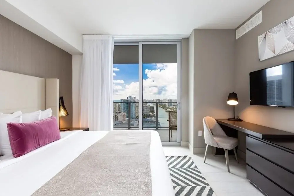 Hyde Beach House Luxury -resort 3 Bedroom Condo by RedAwning