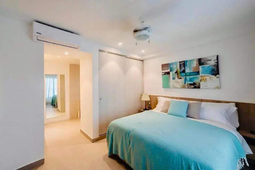 Luxurious Pent House Steps From The Beach. C4
