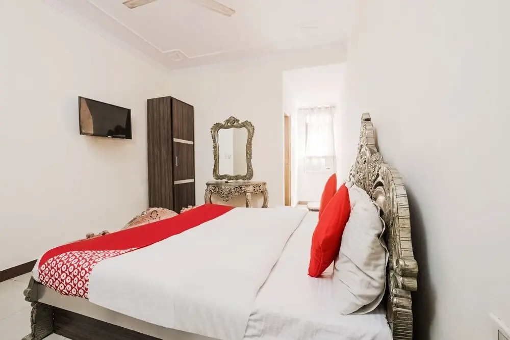 OYO 18401 Ivory Palace
