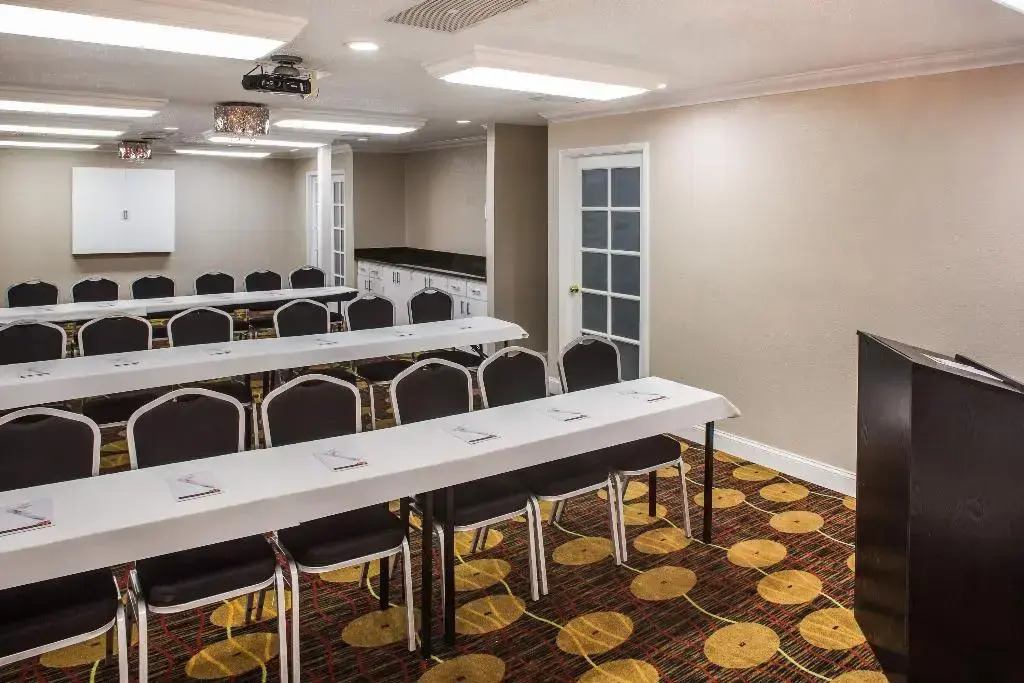 Hawthorn Suites by Wyndham Orlando International Drive