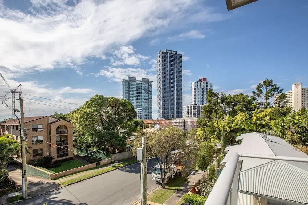 Wow Southport Apartment Near Light Rail Station