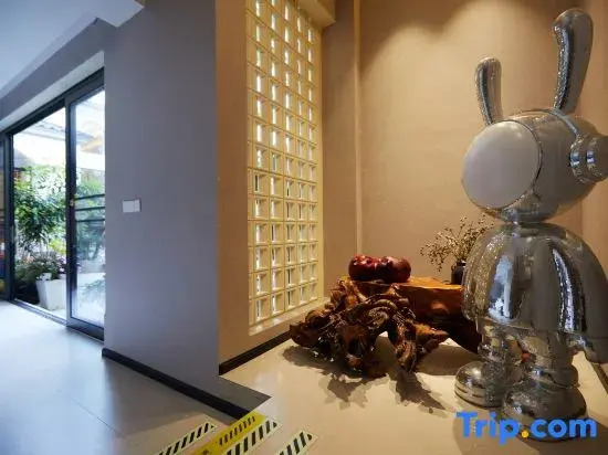 Weixi Homestay (Mangshi Square)