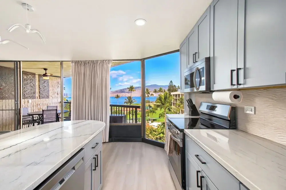 2BR/2BA Oceanfront Condo in Maui Sunset