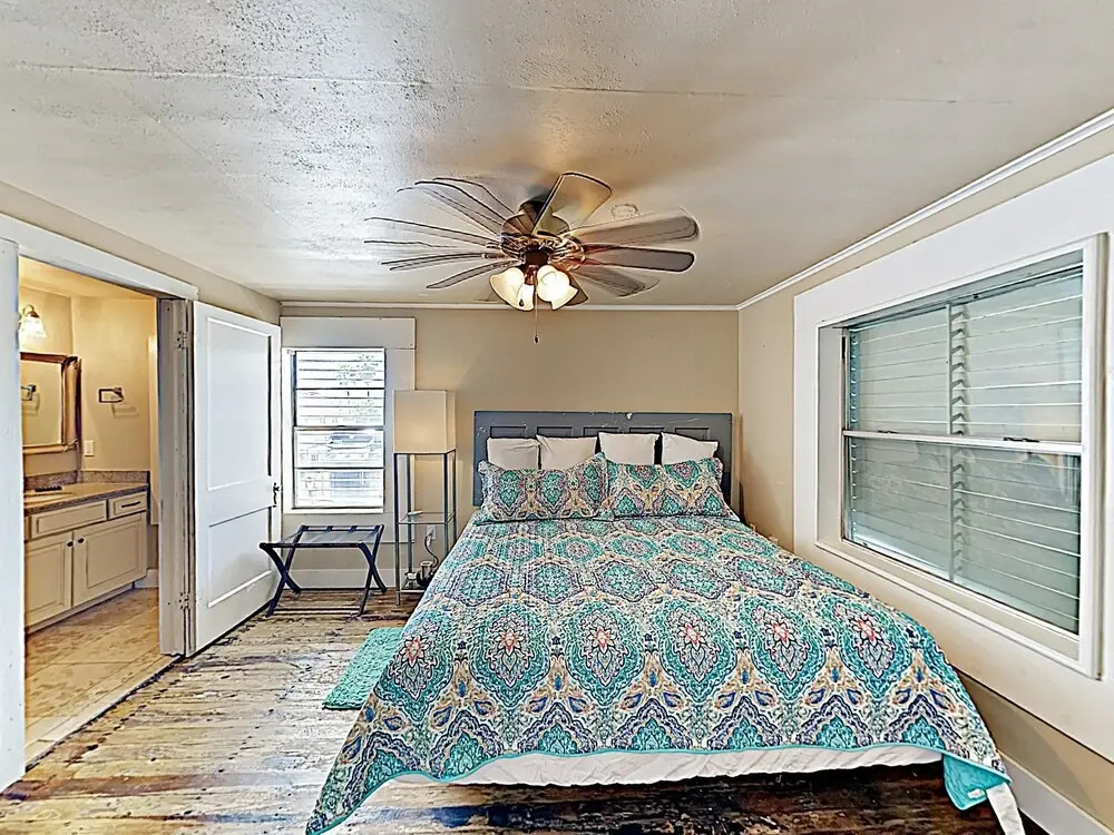 New Listing! Updated Rustic-chic Beach & Bay Haven 3 Bedroom Home
