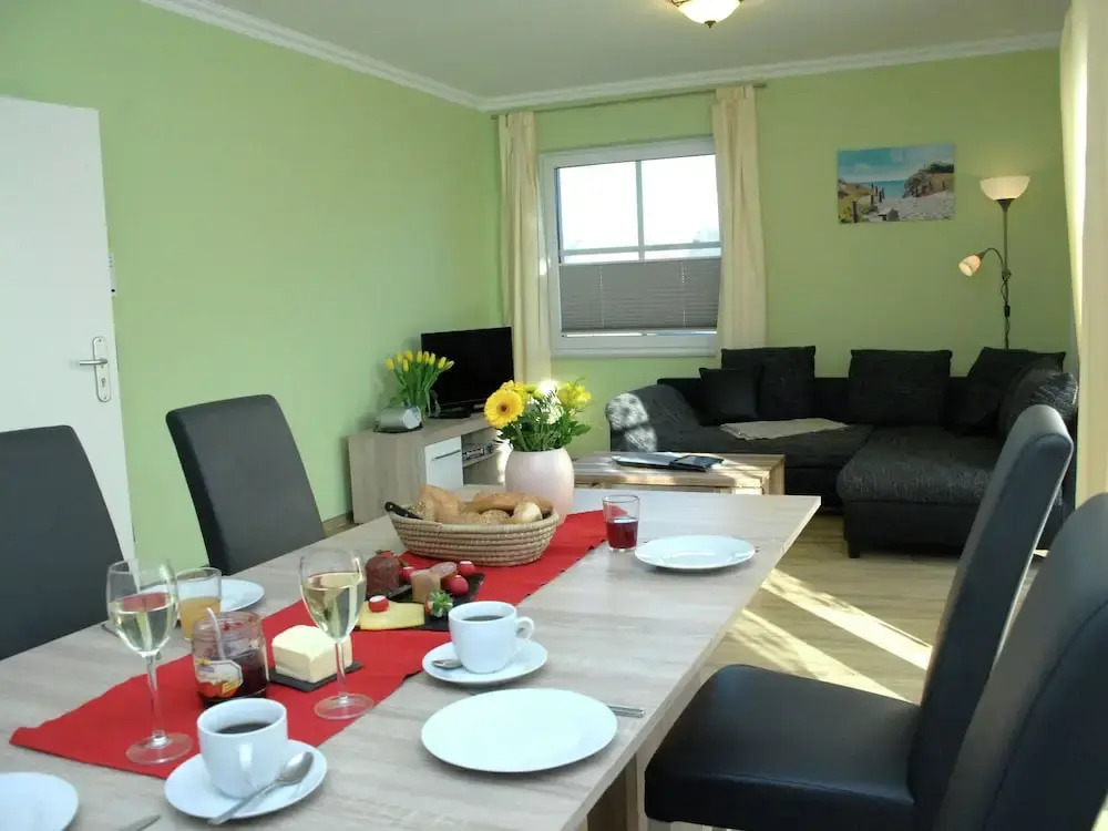 Beachside Apartment in Pepelow with Garden