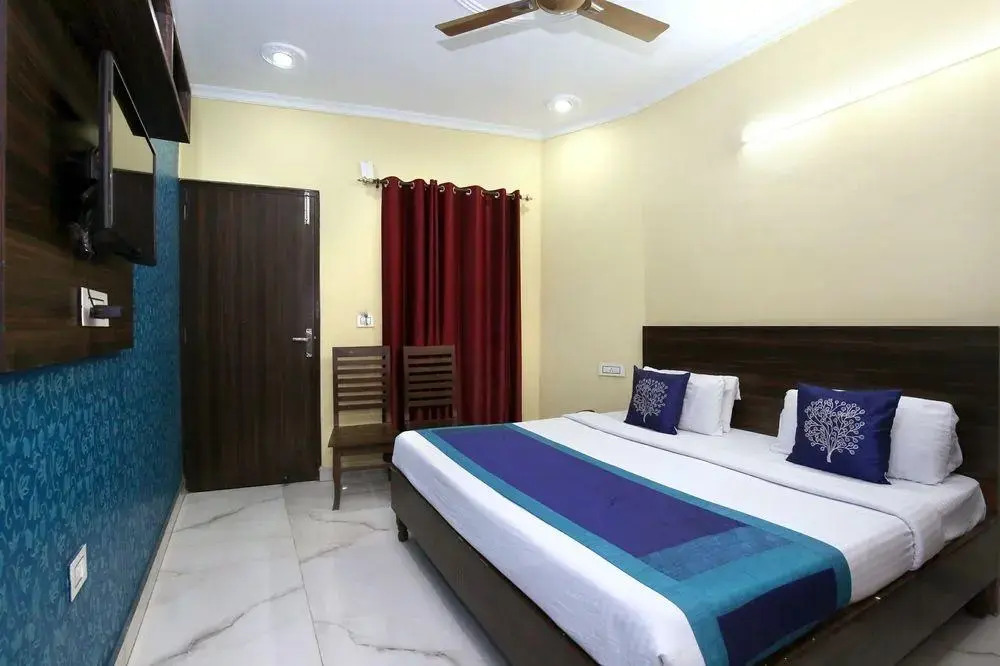 OYO 10261 Hotel Sunrise
