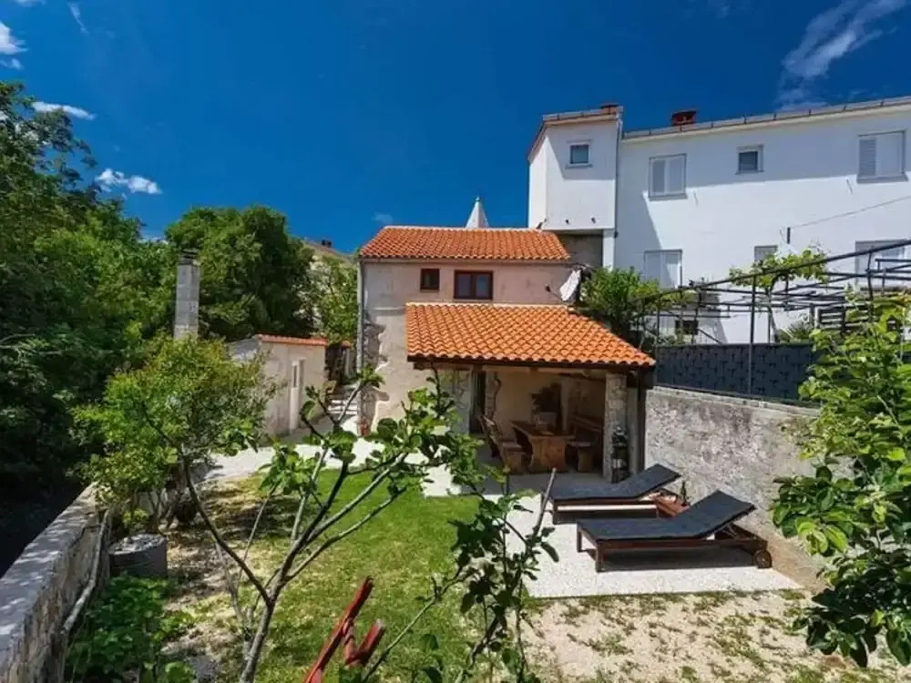 Peaceful Getaway in Polje with Garden