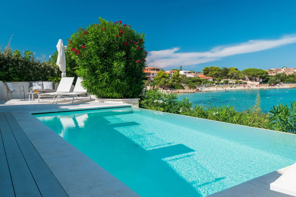 An independent villa of 250 square meters, is divided into 3 levels where the ground floor is the ma-VILLA BIANCA