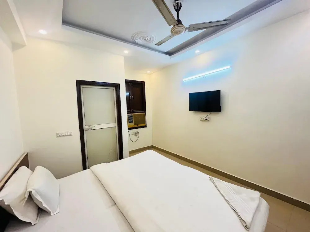 Roomshala Hotel Pub G
