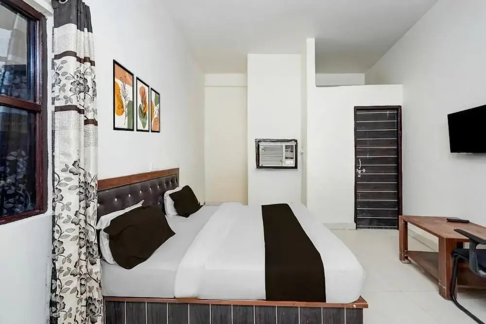 Hotel Heaven Peacock, Noida