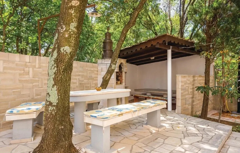 5 Bedroom Awesome Home In Povile