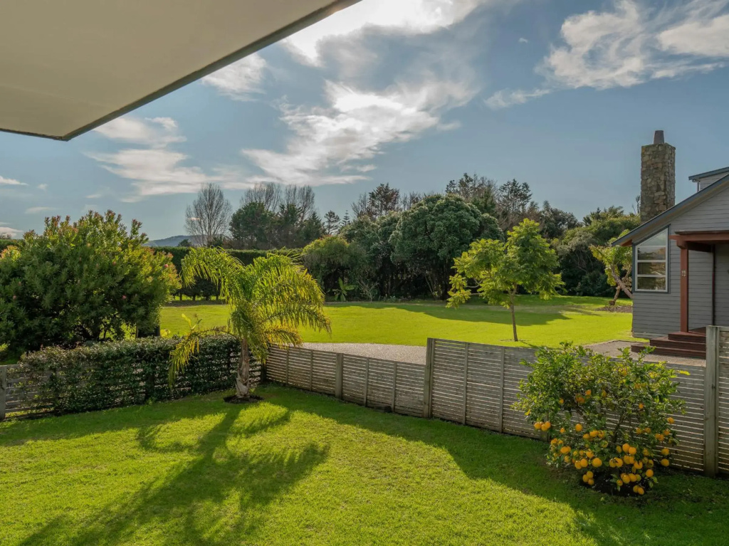 Sunlight Bach - Whitianga Holiday Home
