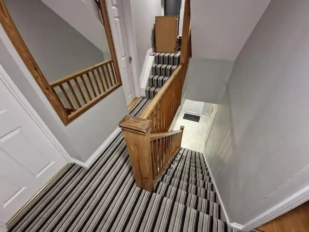 Spacious 6-bed house - 12 mins Gatwick