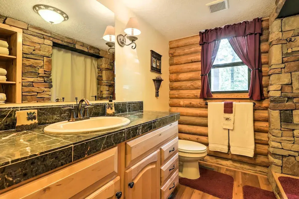 Cozy Utah Cabin w/ Deck & Fire Pit!