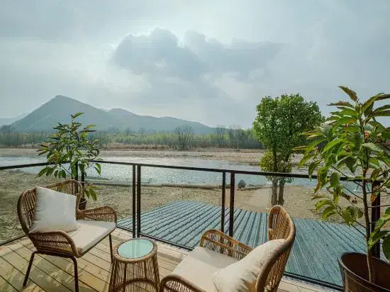 Yueliang Town Hotel