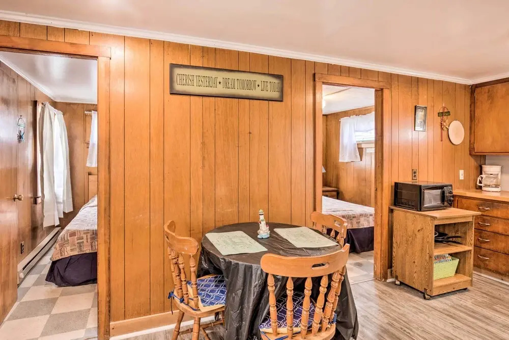 Cozy Hampton Cottage w/ BBQ - Walk to Ocean!