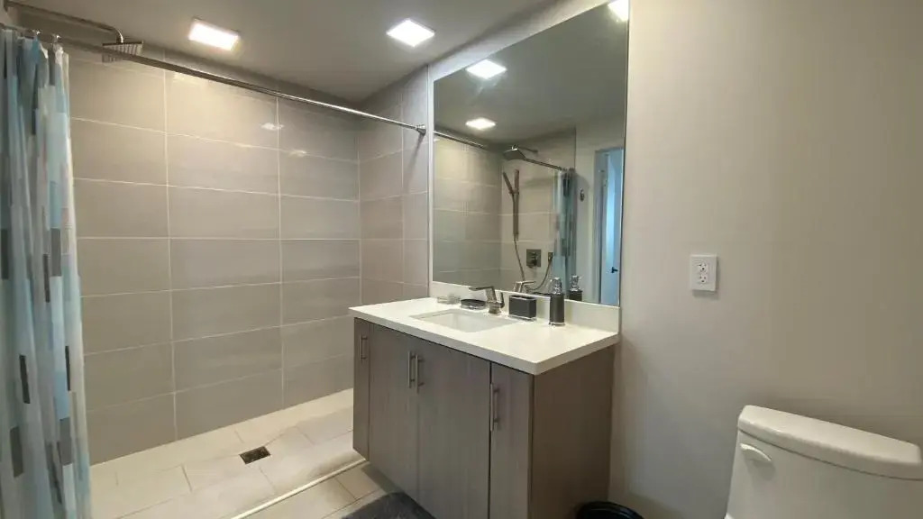 Beautiful and Sunny 3bd 2ba Hollywood Apartment