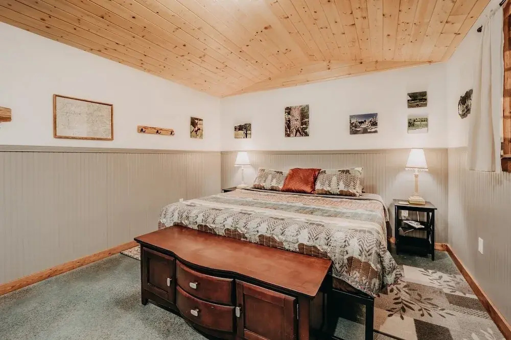 72mf - Rustic - Pets Ok - Sleeps 2 1 Bedroom Cabin by Redawning