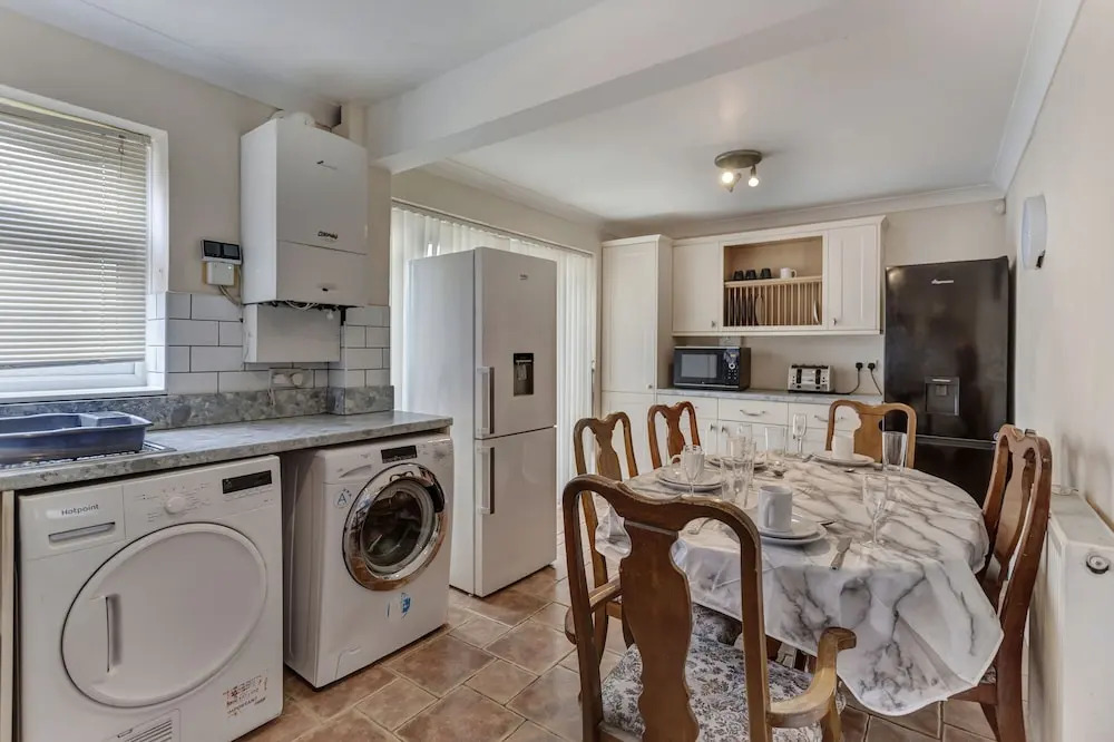 3-bed House, Sleeps 6, Free Parking,wifi