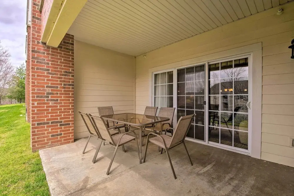 Cozy Holiday Getaway: Branson Condo 3 Mi to Dtwn!